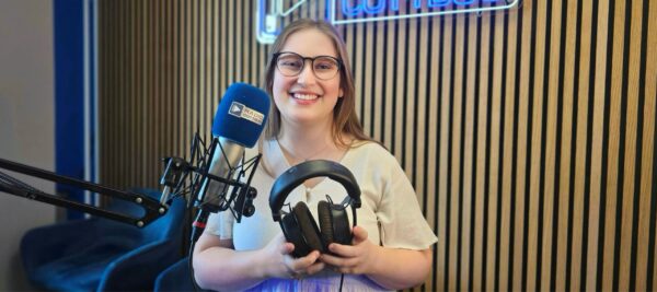 Moderatorin Lynn Bischoff mit Kopfhörern in der Hand im Studio von Radio Cottbus im Oktober 2024