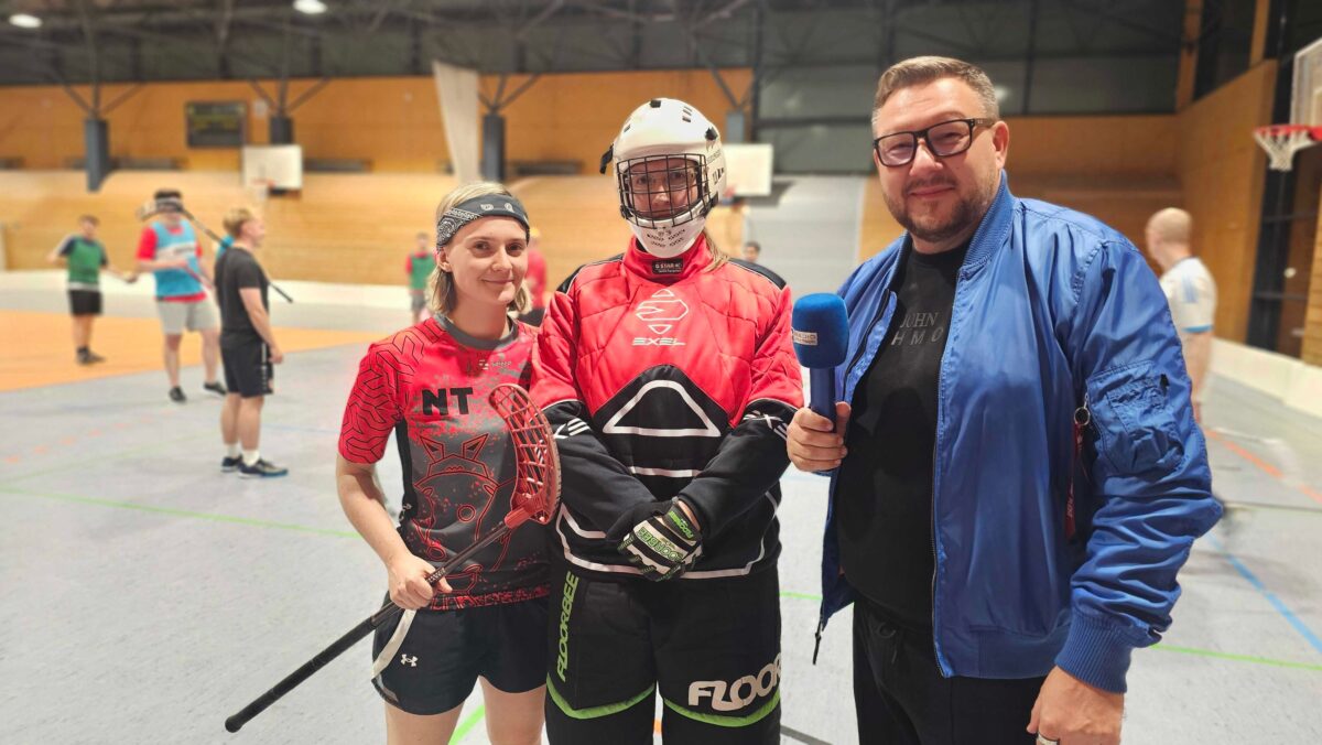 Ronny Gersch mit dem Radio Cottbus Mikrofon interviewt Nici und Anja vom Floorball Kurs an der BTU Cottbus in der Sporthalle