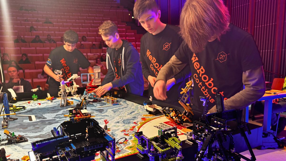 Jugendliche nehmen an der LEGO League teil